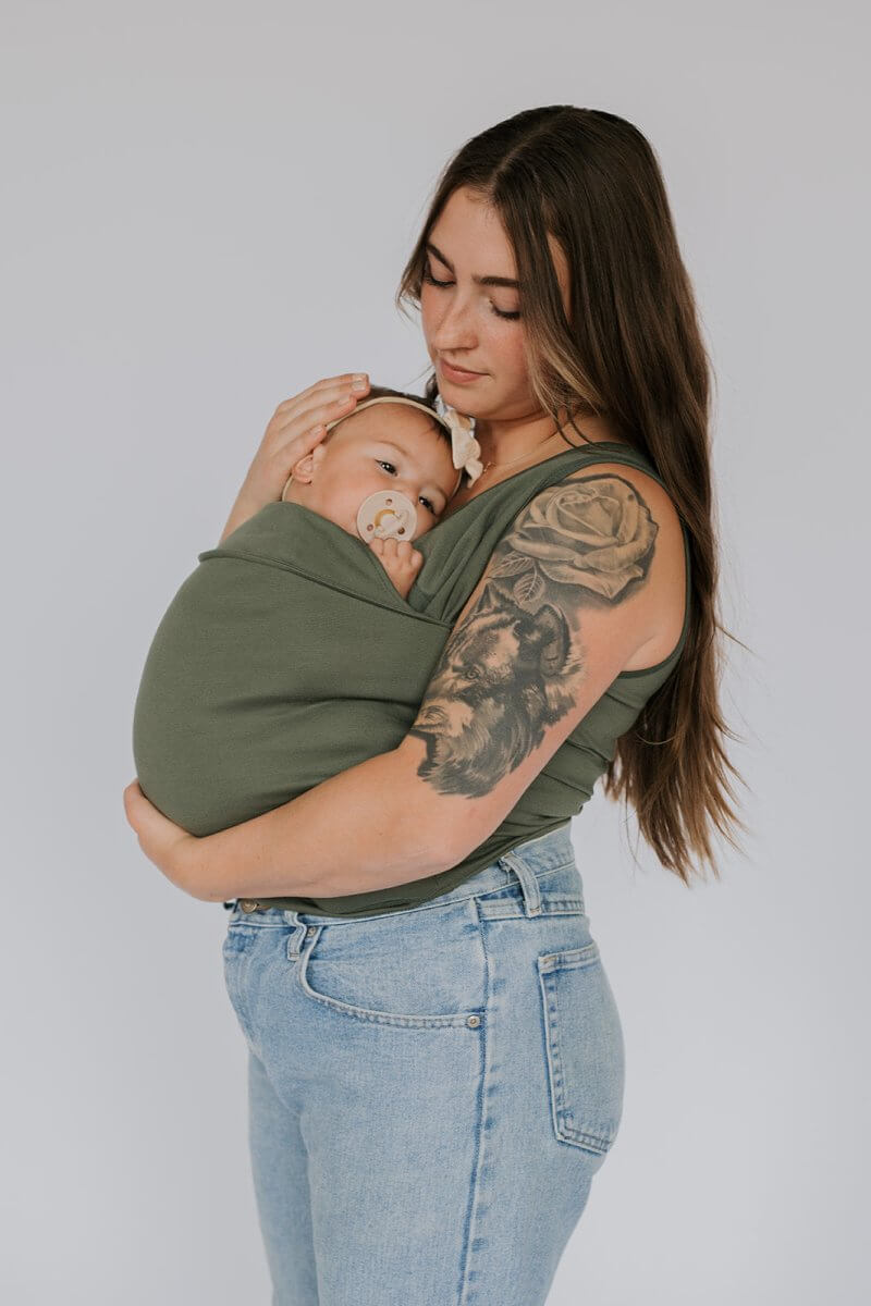 Bequemer & Stylischer Babytrage-T-Shirt-Hybrid für Eltern