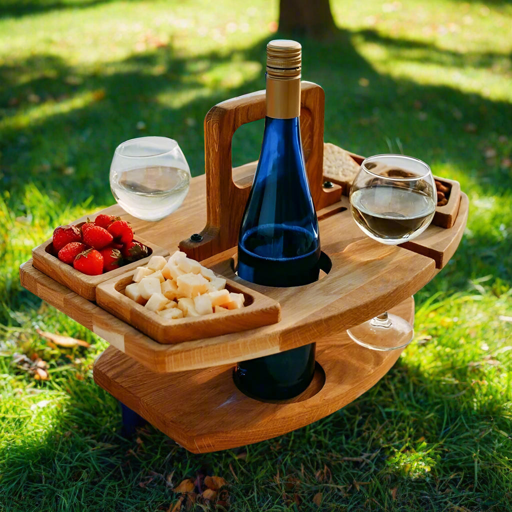 Klappbarer Picknicktisch aus Holz – Tragbarer Weintisch für Garten und Outdoor mit Gläserhalter, 4 Snackfächern und Flaschenhalter