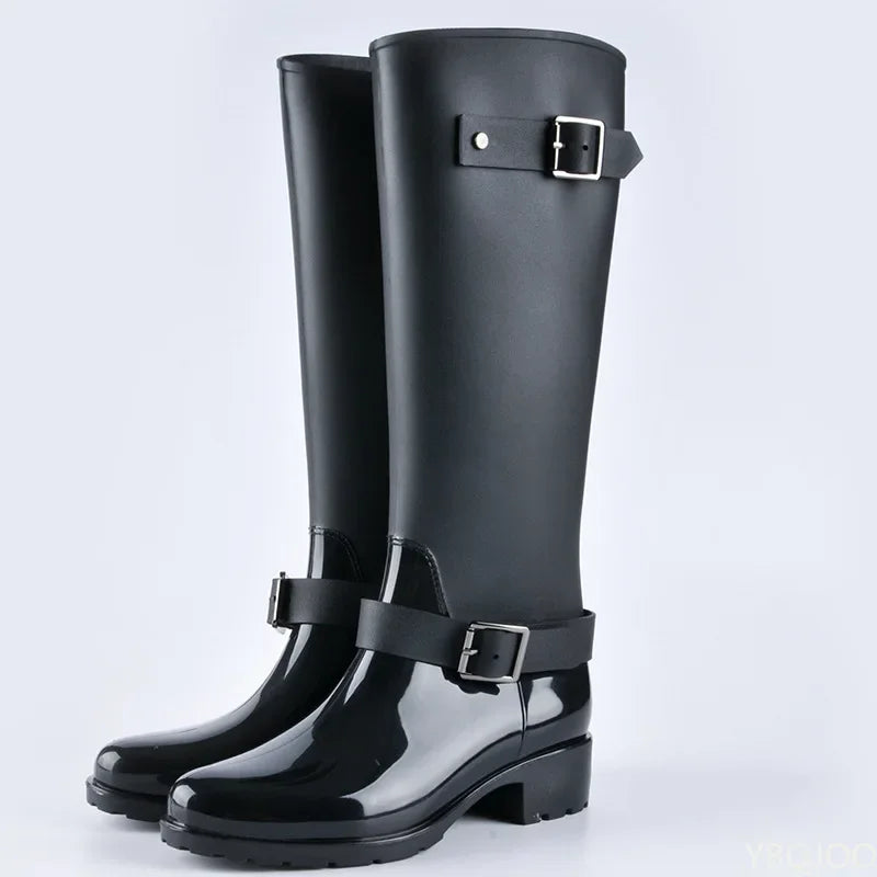 Elegante hohe Damen-Gummistiefel – Wasserdichte Regenstiefel mit Absatz und Schnallen-Detail für den Herbst