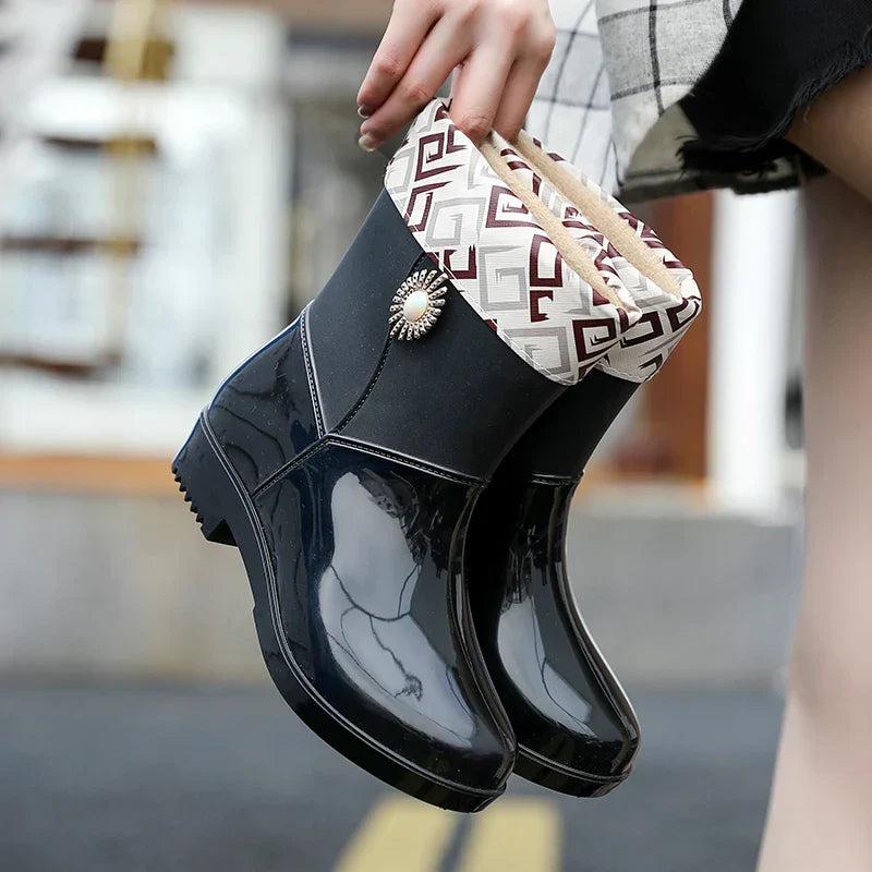 Elegante Damen-Gummistiefel – Wasserdichte Regenbekleidung mit Blumen-Detail & rutschfester Sohle für den Herbst